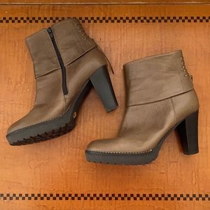 Heeled lace up back leather boot 39